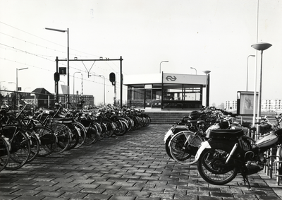 171219 Gezicht op het N.S.-station Utrecht Overvecht te Utrecht, met op de voorgrond de fietsenstalling.